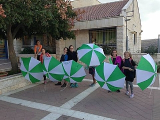 ילדים אוחזים מטריות